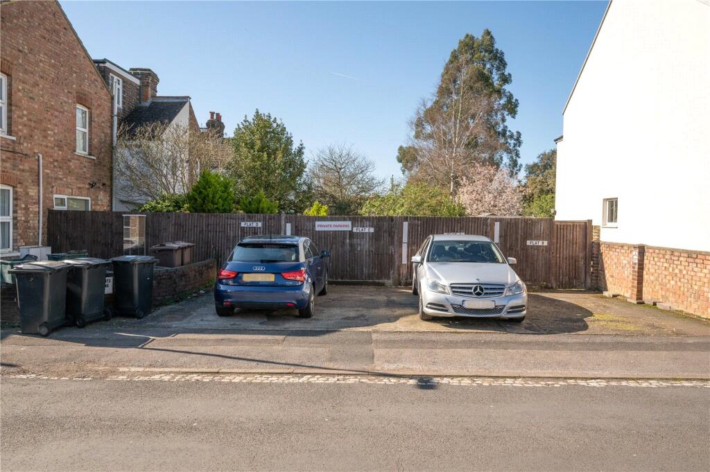 Apartment in St Albans - More