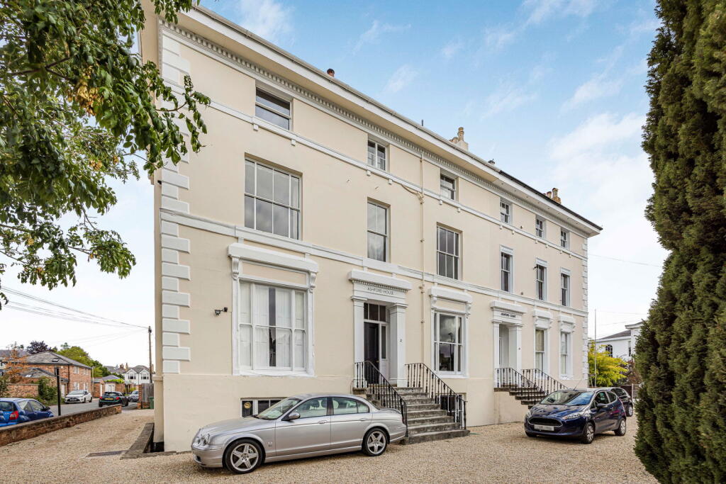 1-bed flat on Ashford Road, Cheltenham, GL50 2QZ, £175,000