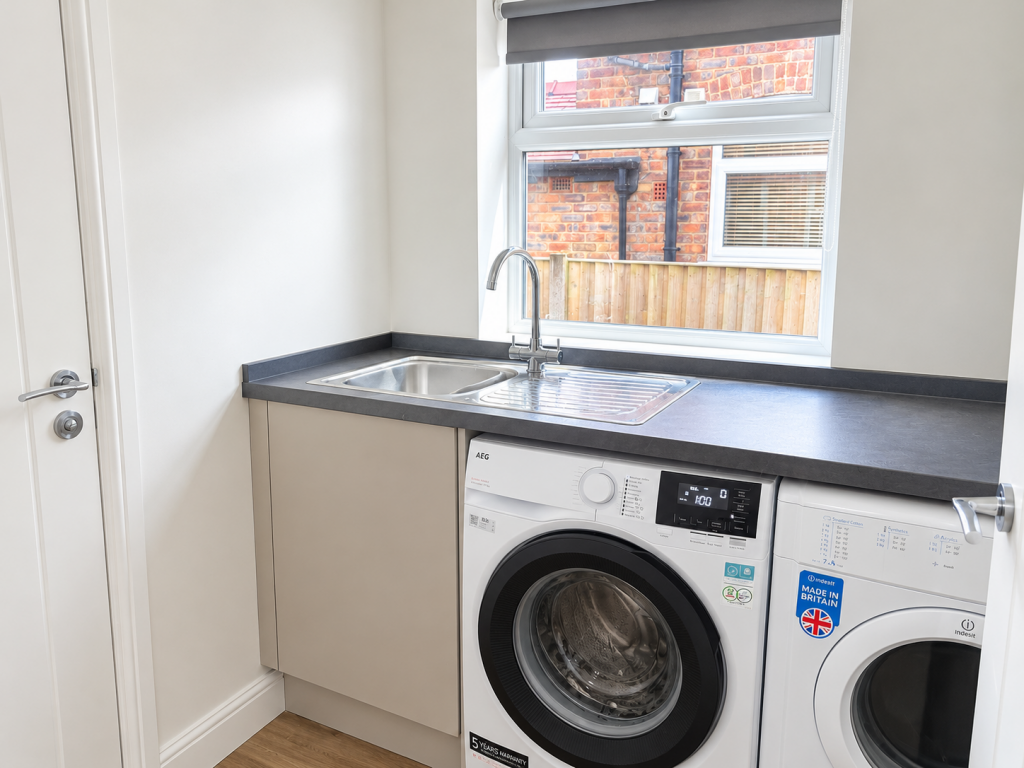 Apartment in Warrington, Whittle Hall, Great Sankey - View 5