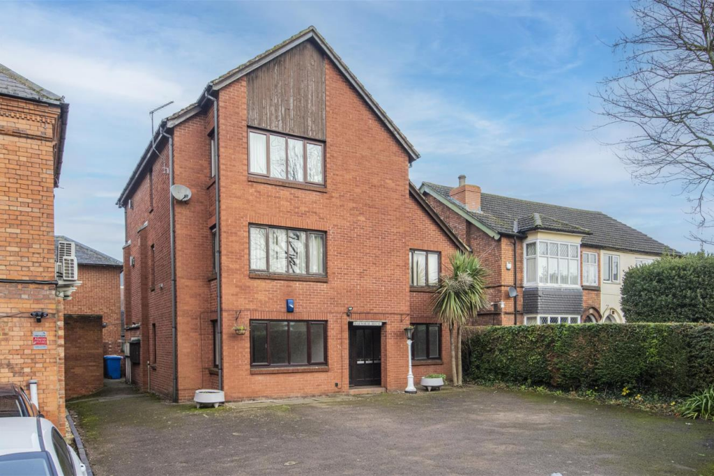 1-bed flat on London Road, Kettering, £120,000