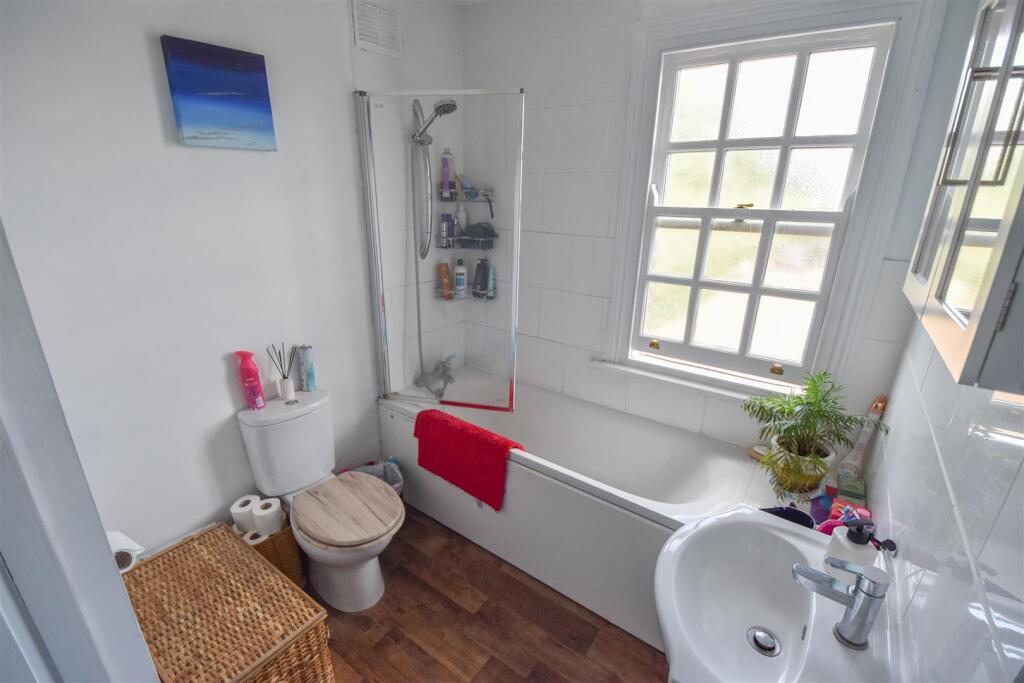 House in Brentwood, Doddinghurst - More