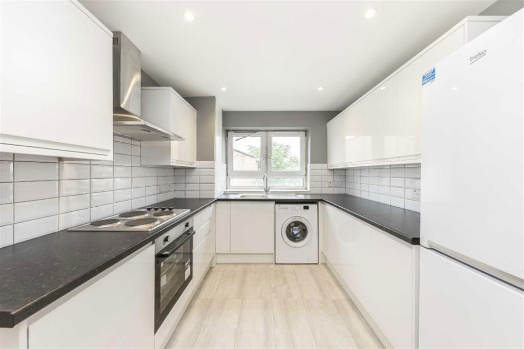Main image of property: Salisbury Close, Elephant & Castle