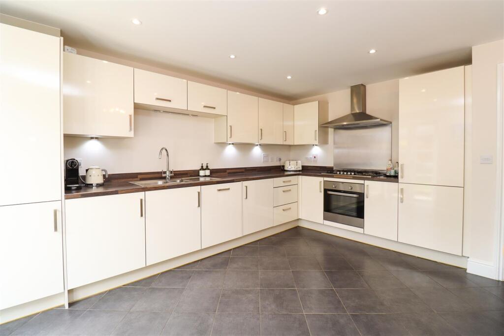 Jubilee Drive, Church Crookham, Fleet photo 3