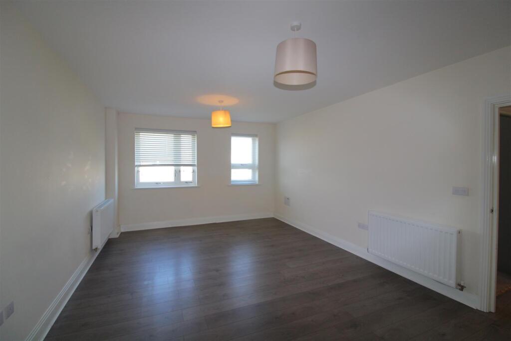 Apartment in Slough - More