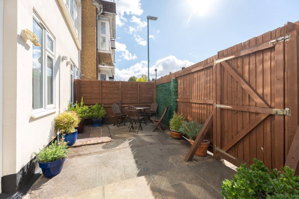 Apartment in Sutton - View 5