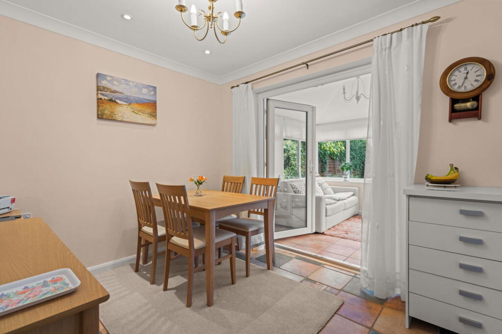 Chiltern Avenue, Bishops Cleeve, Cheltenham, GL52 photo 3
