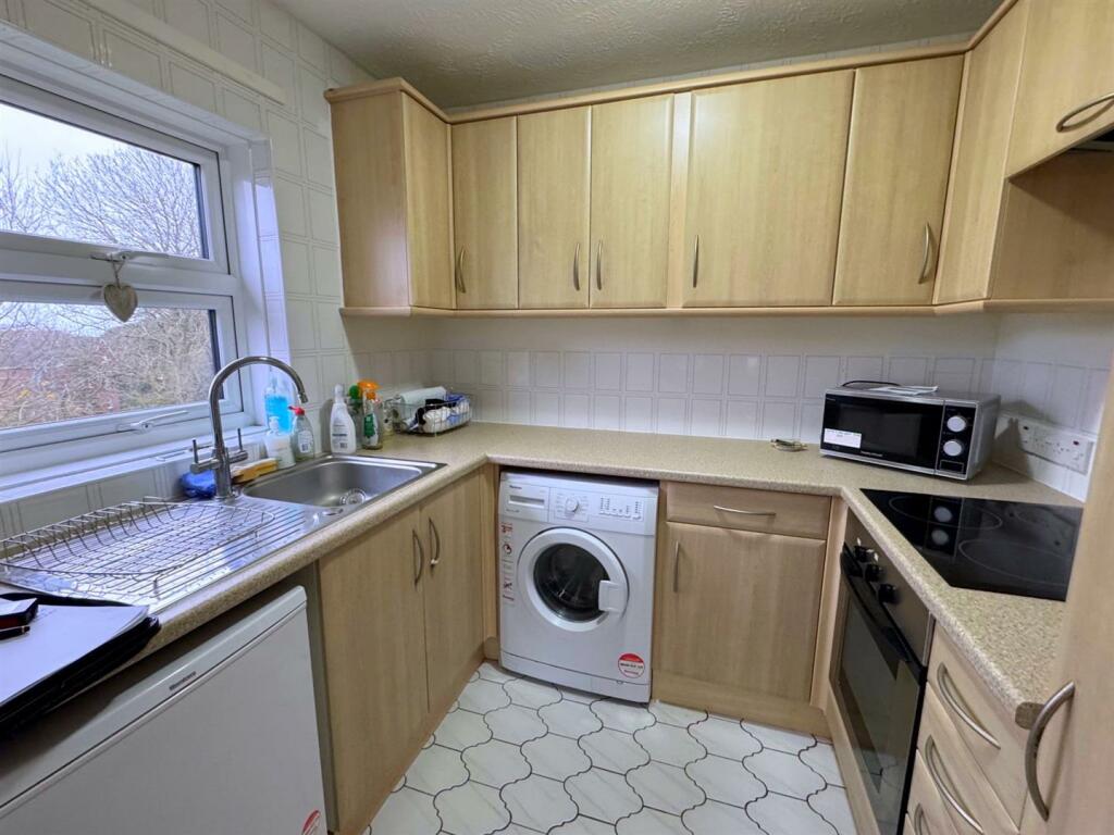 Apartment in Eastbourne, East Sussex - View 3