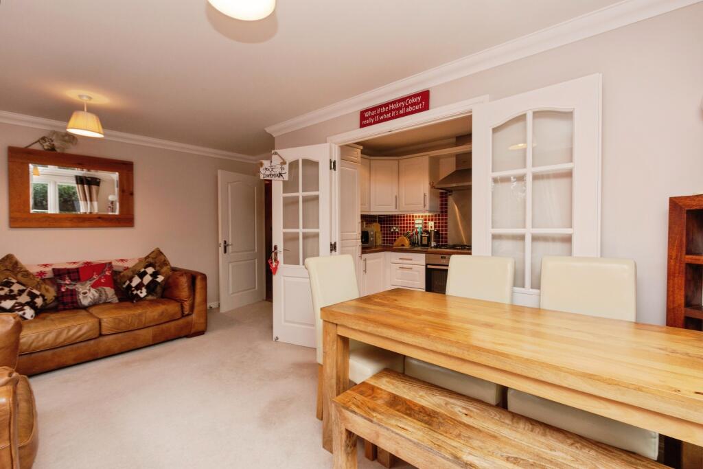 44 Hale Road, Farnham, GU9 photo 3