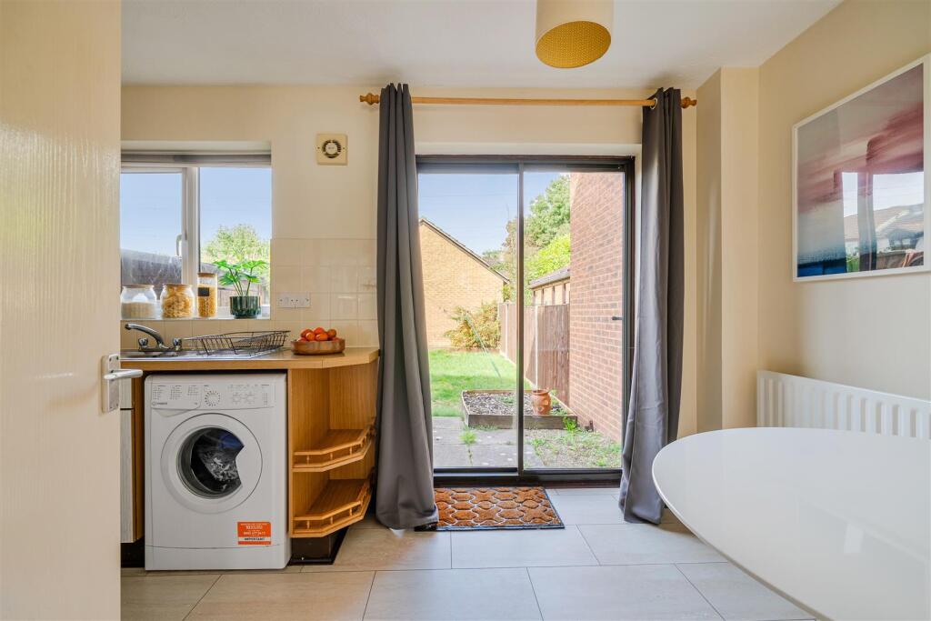 House in Chippenham, Hardenhuish, Cepen Park North - View 4