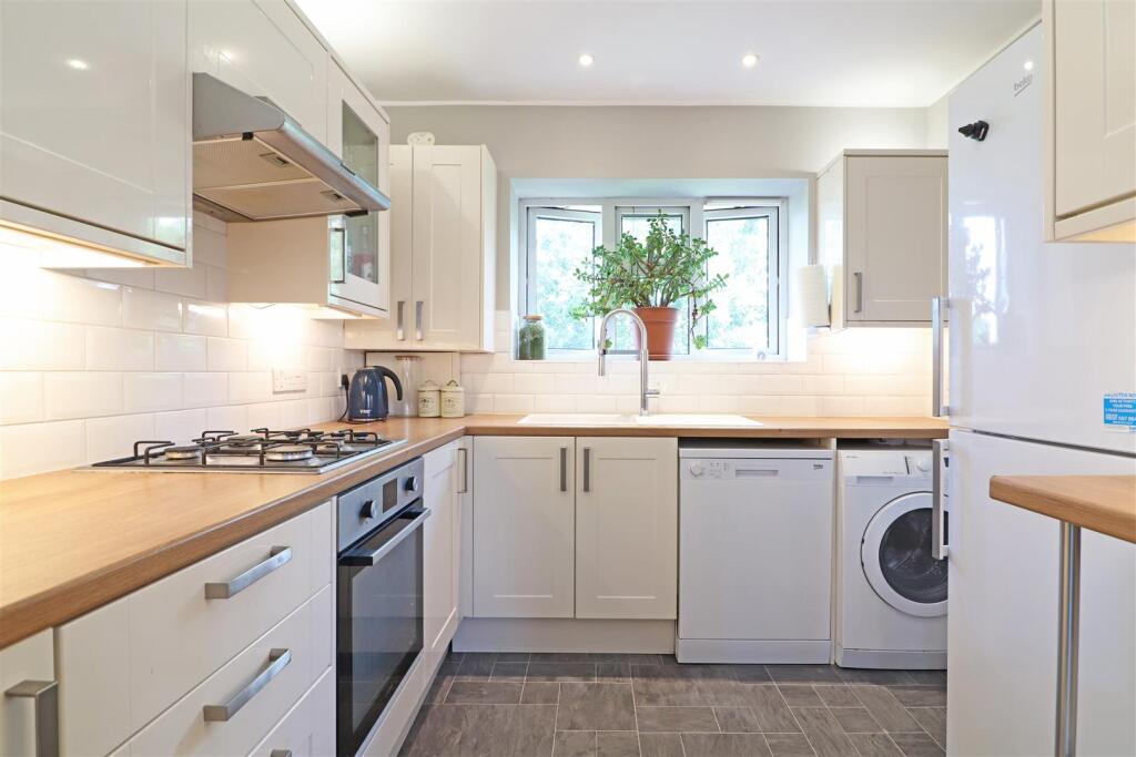 Apartment in Reigate and Banstead, Surrey - View 3