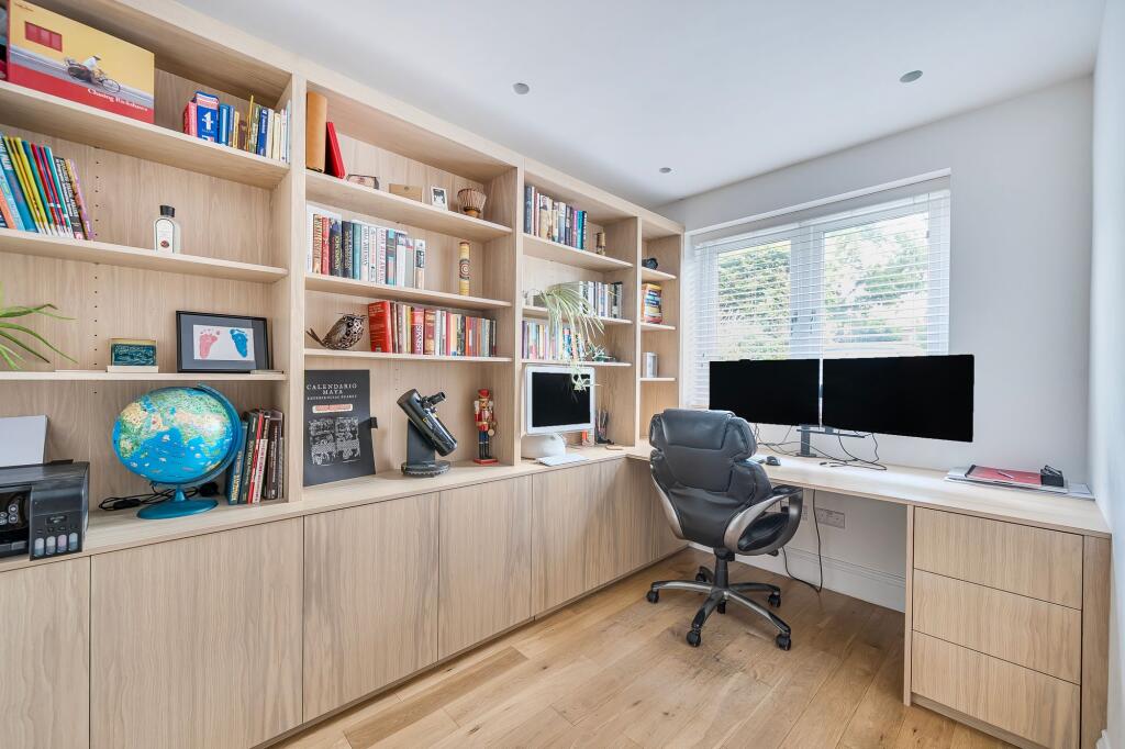House in Mole Valley, Leatherhead - More