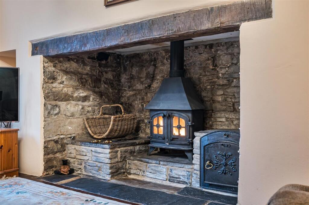 House in Garth, Treflys - More