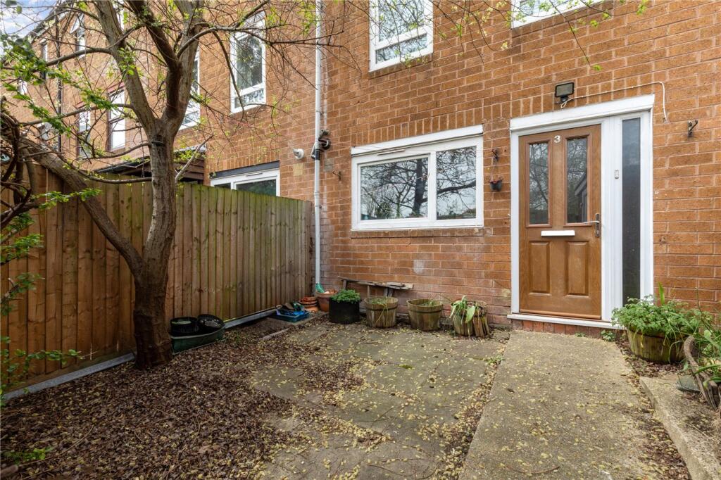 House in London, Herbert Butler Estate, Homerton - View 3