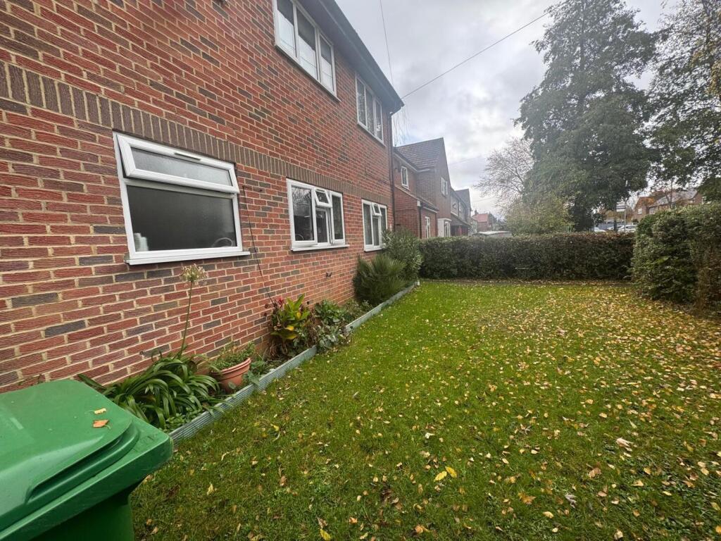 Knolton Way, Slough photo 3
