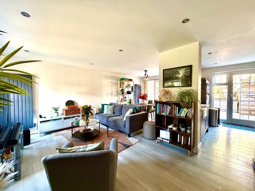 House in Kingston upon Thames - More