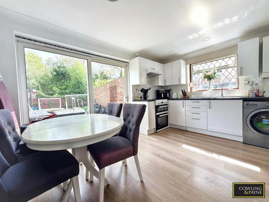 Beauchamps Drive, Wickford photo 3
