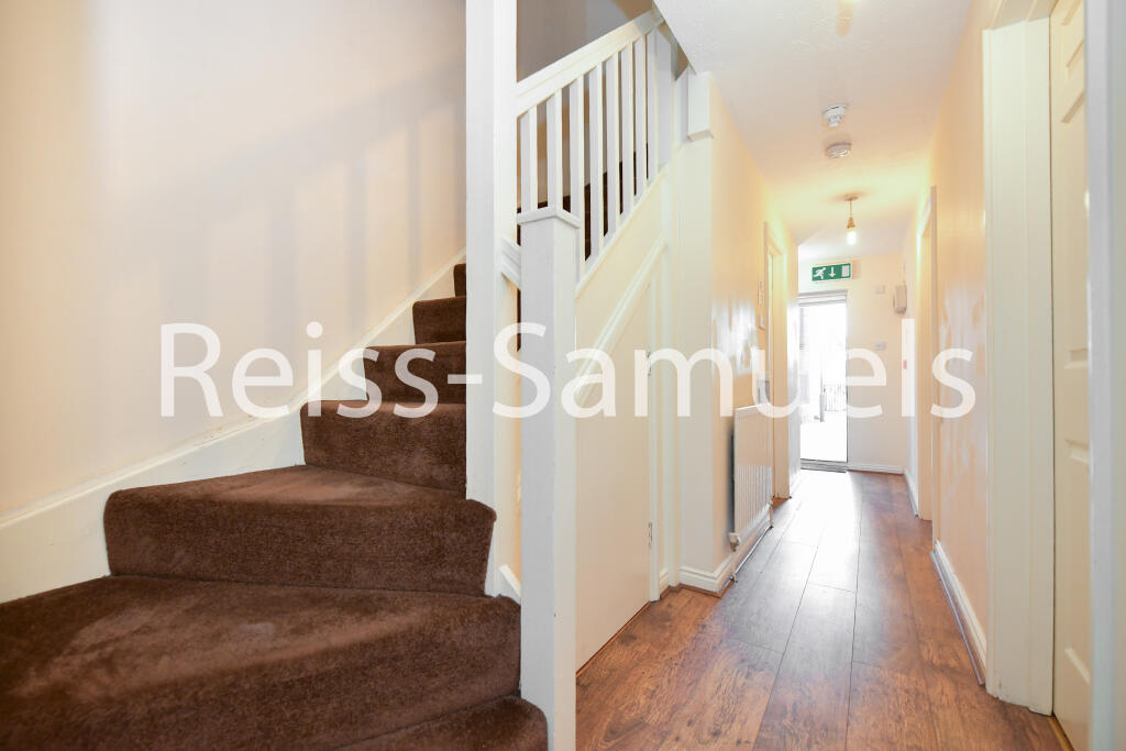 6 bedroom semi-detached house for rent