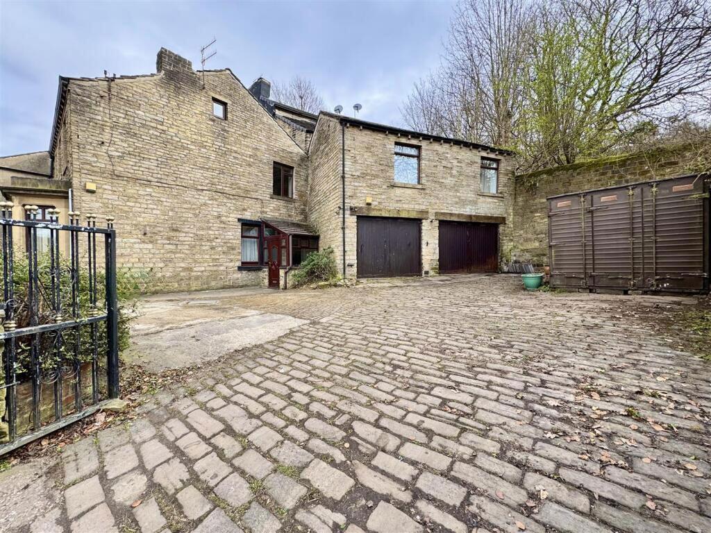 Manchester Road, Huddersfield, West Yorkshire, HD4 5SL - View 2