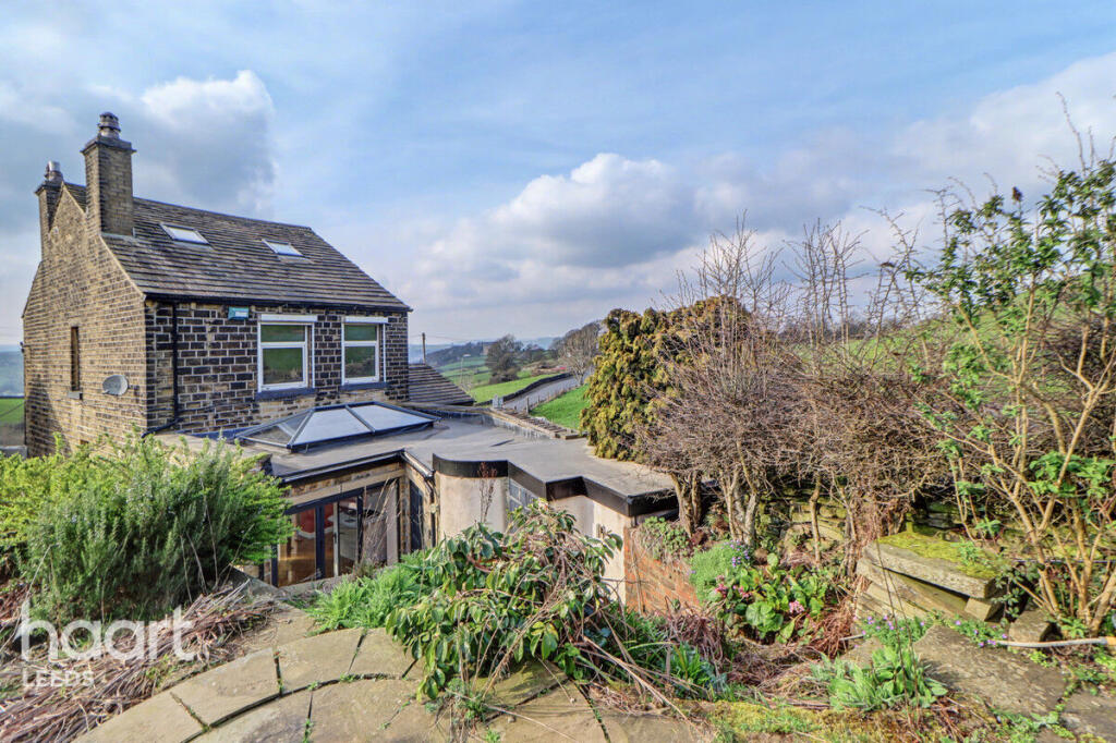 3-bed detached on Kew Hill, HUDDERSFIELD, £475,000