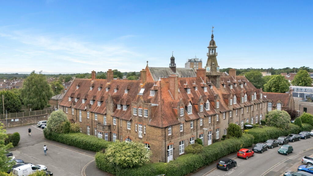 2-bed house on Syresham Gardens, Haywards Heath, West Sussex, RH16 3XB, £300,000