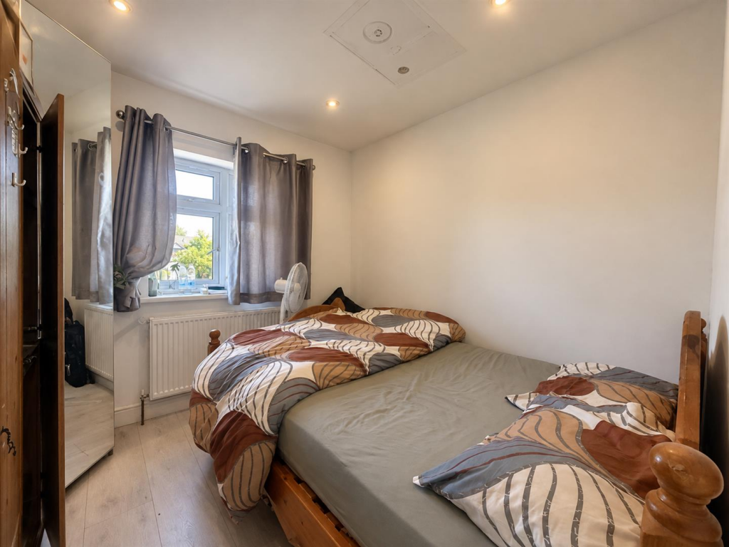 Apartment in Ilford - View 4