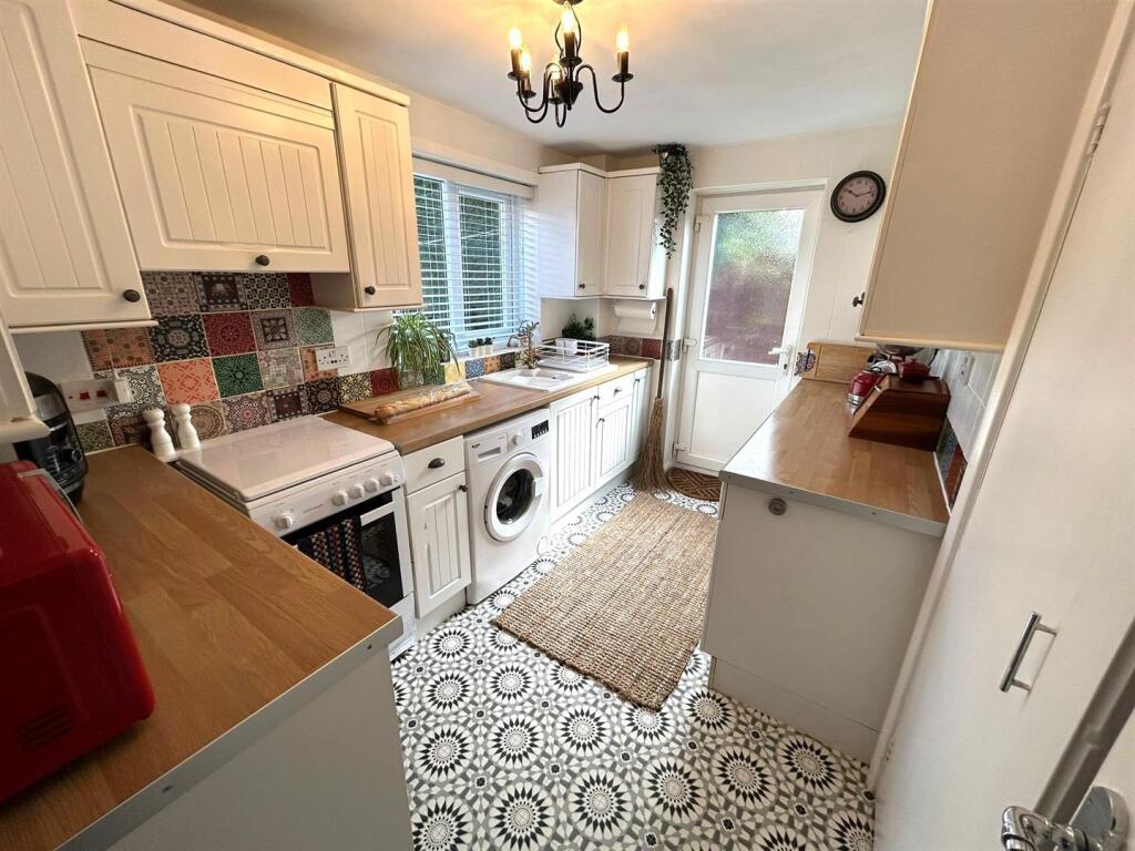 House in Egglescliffe, Sunningdale - More
