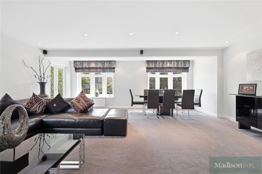 Hainault Grove, Chigwell, Essex, IG7 – další