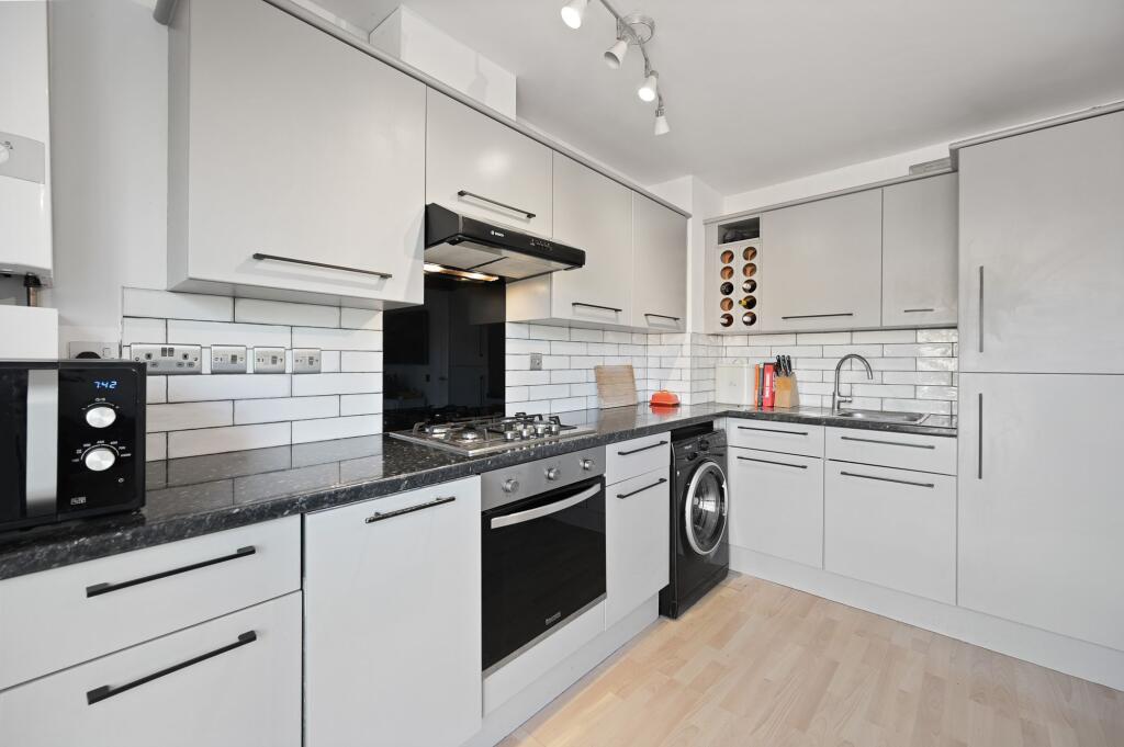 Apartment in Worcester Park, The Hamptons - More