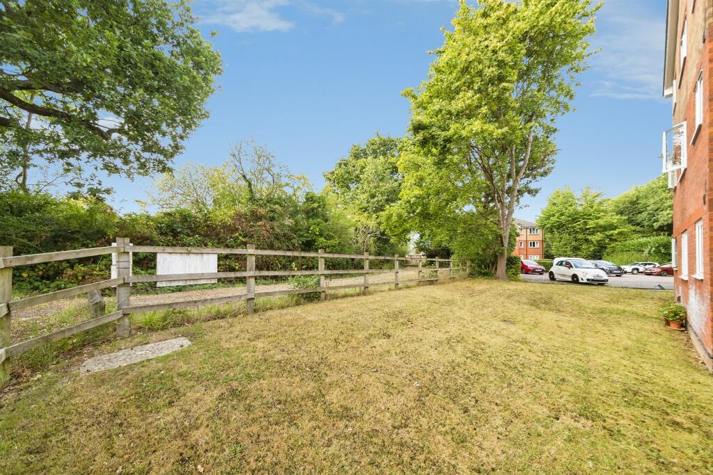 Apartment in Redhill - View 3