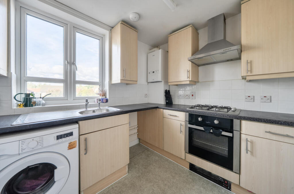 Apartment in Huntingdonshire, Loves Farm, St Neots - View 3