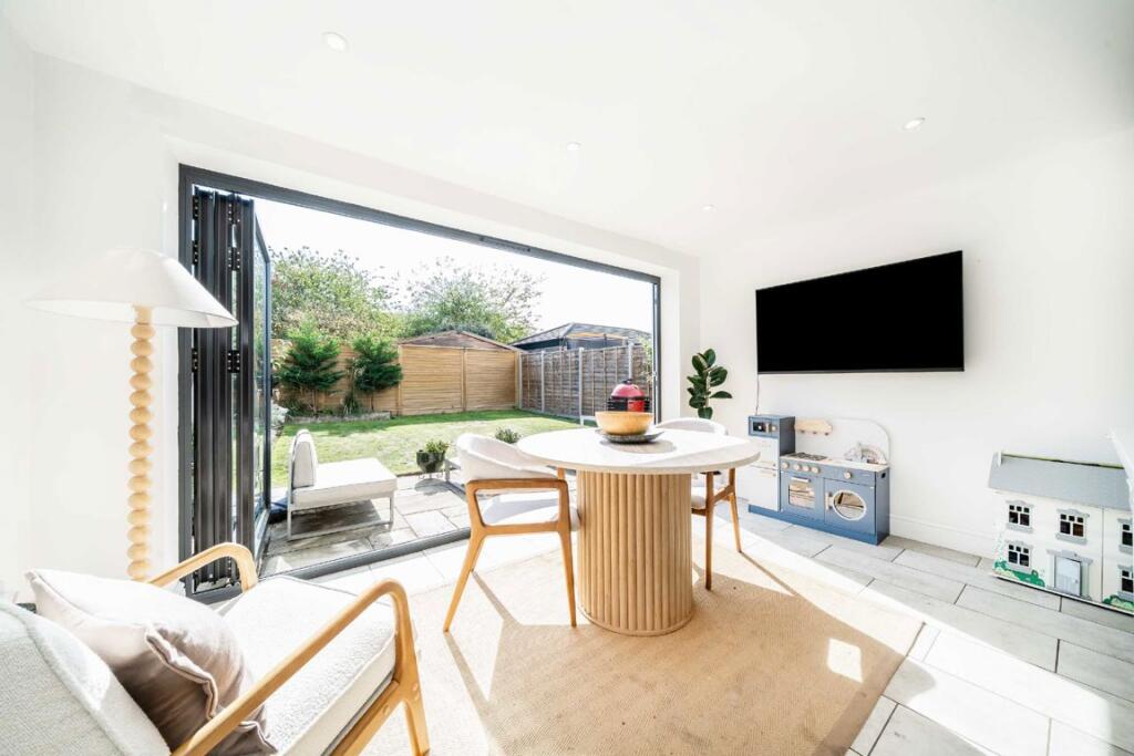 House in London, Hampton - View 5
