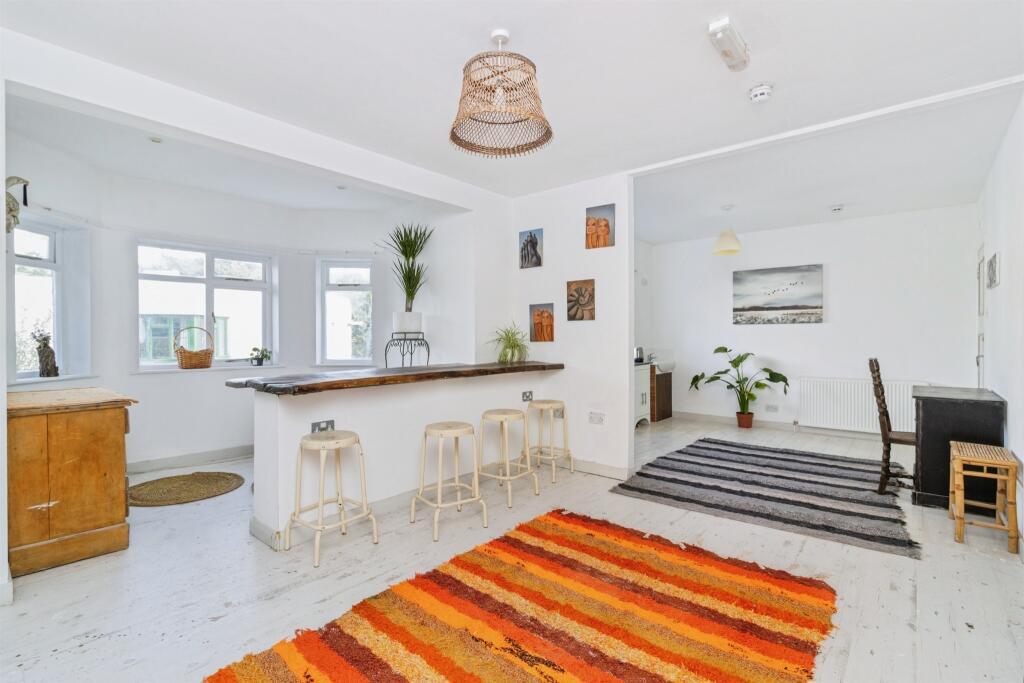 House in Torquay, Torbay - More