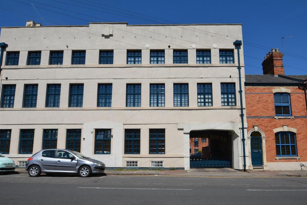 2-bed flat on Clare Street, Northampton, £180,000
