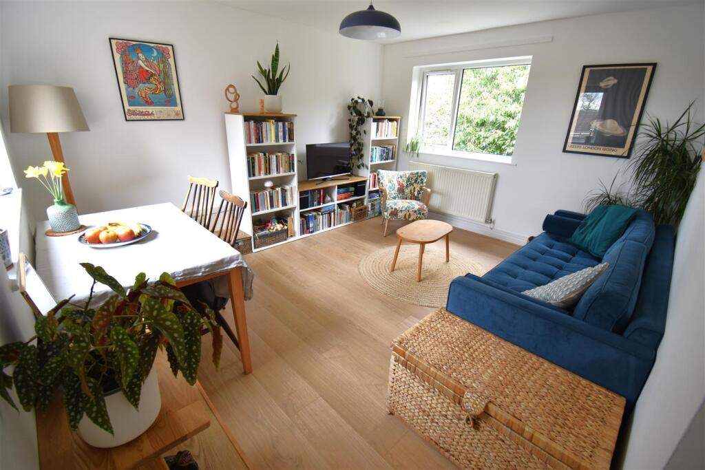Main image of property: CHAIN FREE - Wonderful Apartment Just Outside of Westbury on Trym Village