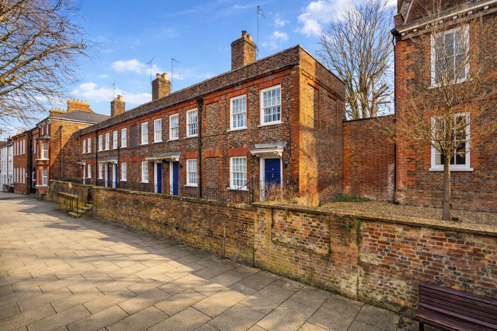 Main image of property: High Street South, Dunstable, Bedfordshire, LU6