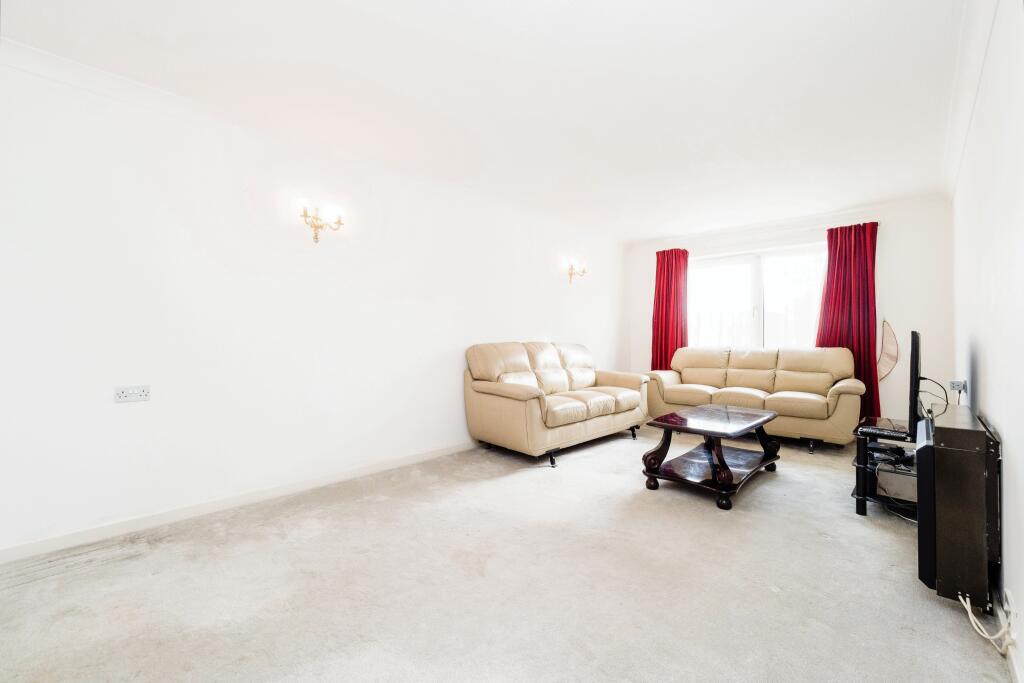 128 Beehive Lane, Ilford, IG4 photo 3
