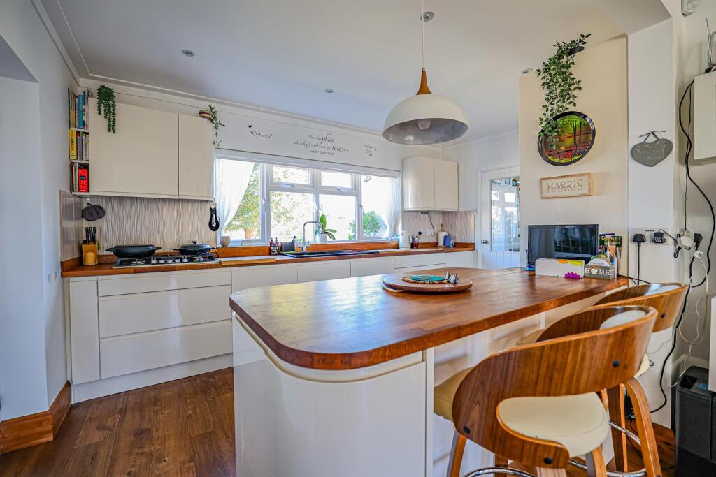 House in Dacorum, Hertfordshire - More