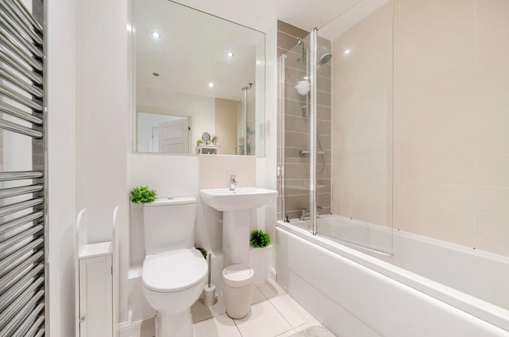 Apartment in Guildford, Surrey - More