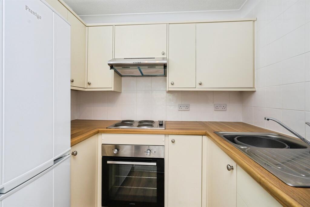 Apartment in Eastbourne, East Sussex - View 5