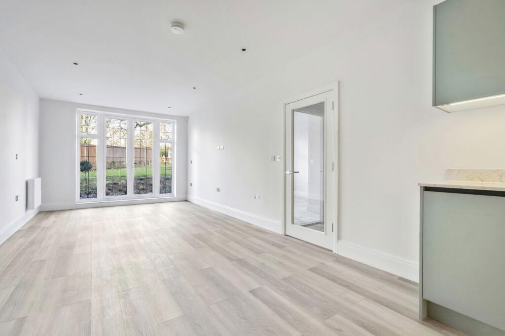 13 Green Lane, Northwood photo 4