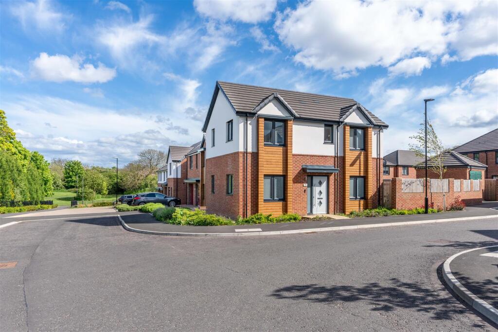 3-bed detached on Foxfield Close, Kenton Bank Foot, NE13, £300,000