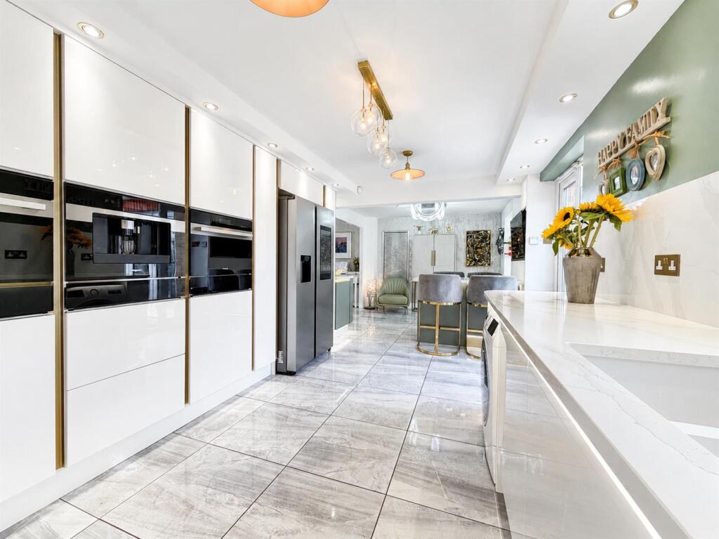 House in Motherwell, North Lanarkshire - More