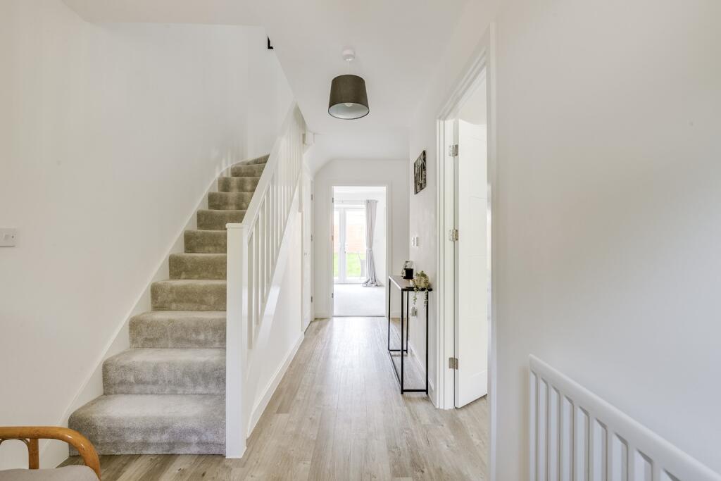 Claves Crescent, Welwyn Garden City, Hertfordshire, AL7 photo 3
