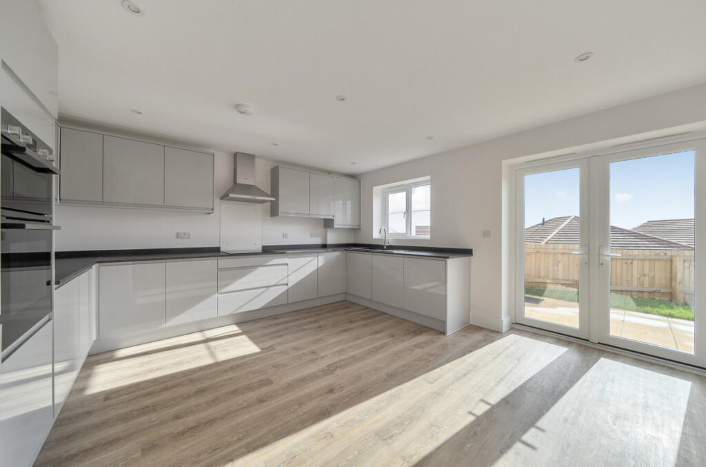 35 Broadweavers Close, Wincanton, BA9 - View 5