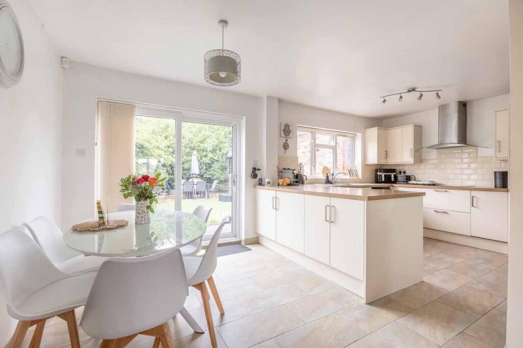 Elderfield Road, Stoke Poges, SL2 photo 2