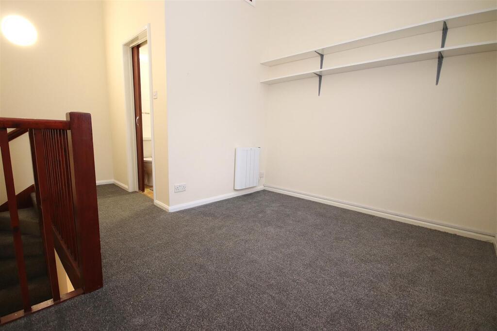 House in Cambridge, Kerridge Close, Petersfield - More