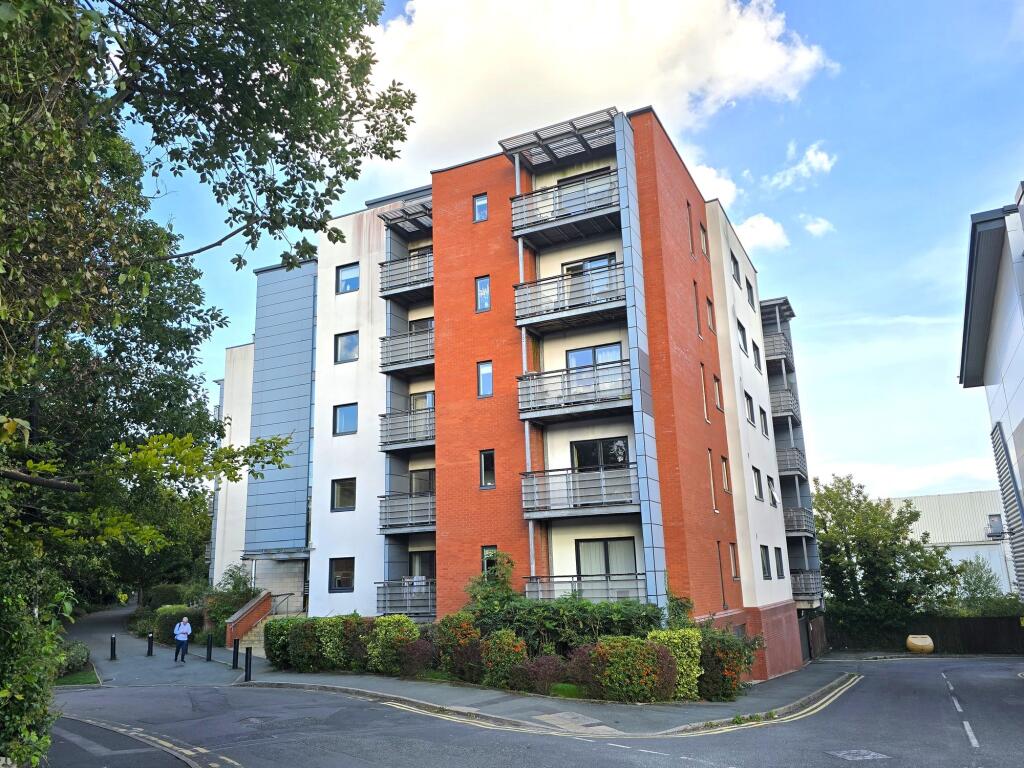 Apartment in Trafford, Hale