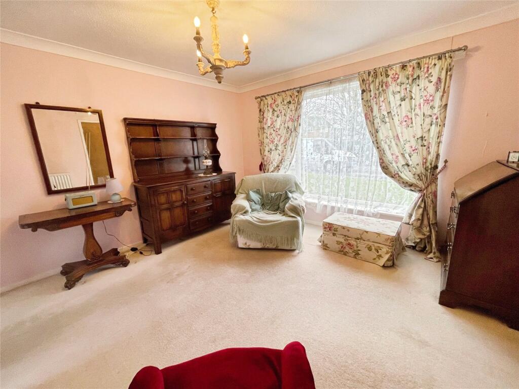 Hawkenbury, Harlow, Essex, CM19 photo 2
