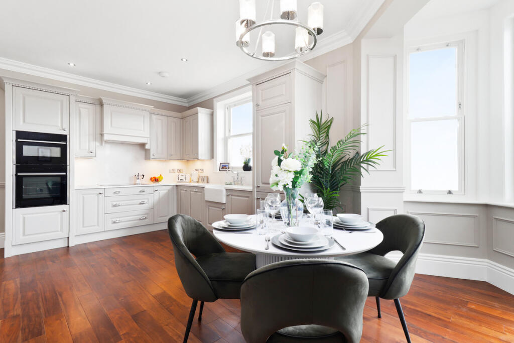 Apartment in Southend-on-Sea - More