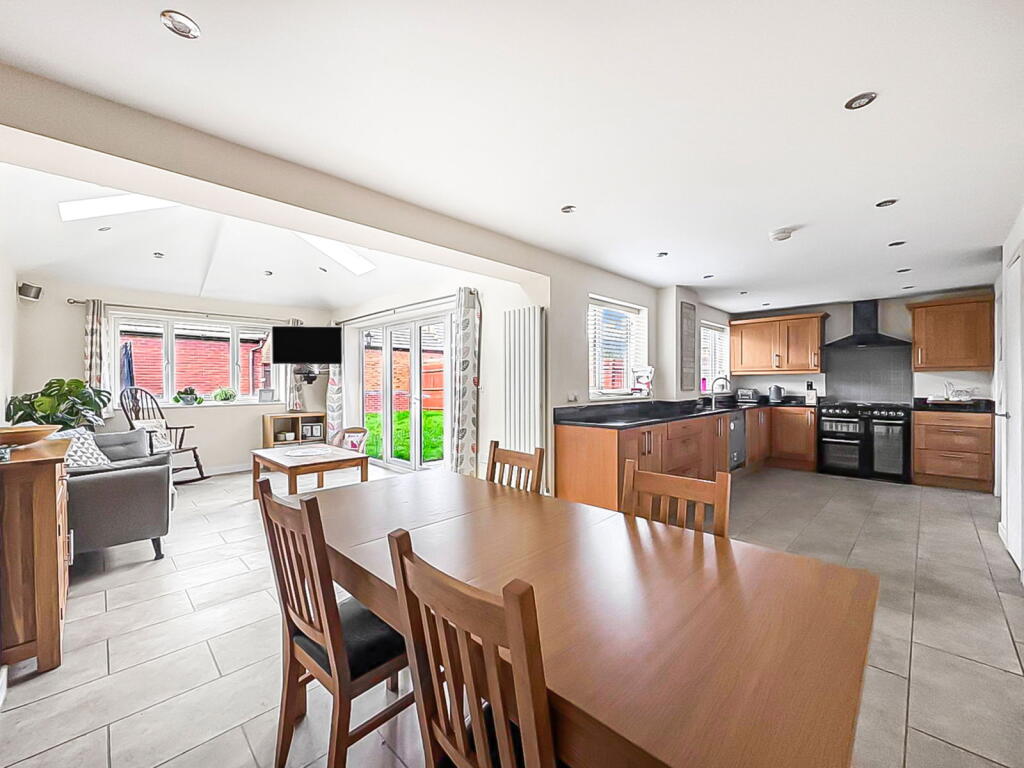 Merlin Drive, Quedgeley, Gloucester, GL2 4NL photo 2